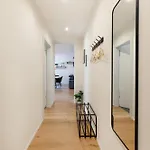 Spacious & Modern - Balcony & Parking *