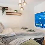 Spacious & Modern - Balcony & Parking Apartment
