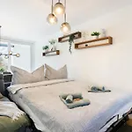 Spacious & Modern - Balcony & Parking Apartment Spiez