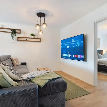 Spacious & Modern - Balcony & Parking شقة *