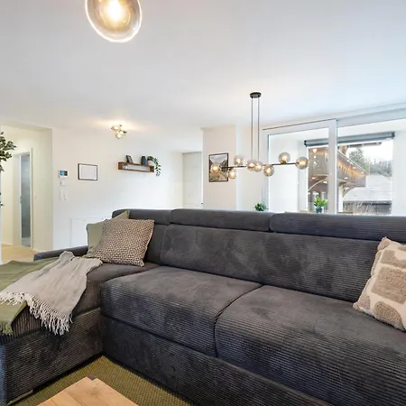 Spacious & Modern - Balcony & Parking *