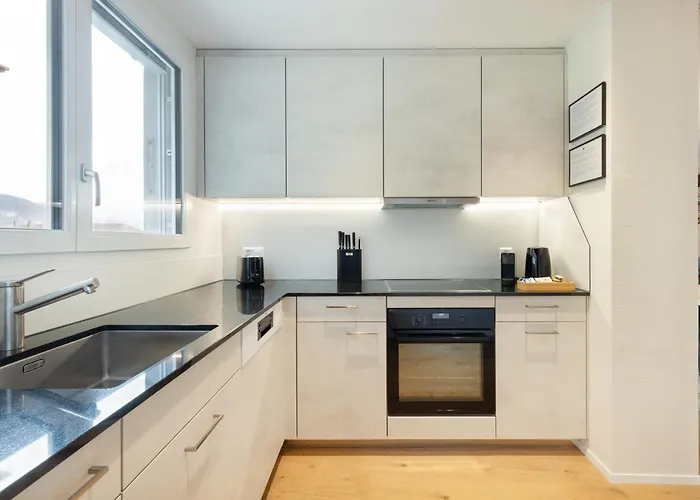 Spacious & Modern - Balcony & Parking *