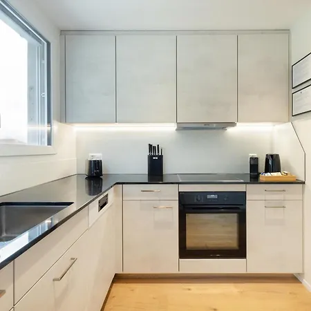 Spacious & Modern - Balcony & Parking *