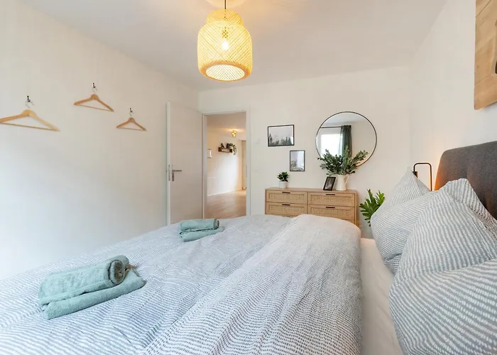 Spacious & Modern - Balcony & Parking *